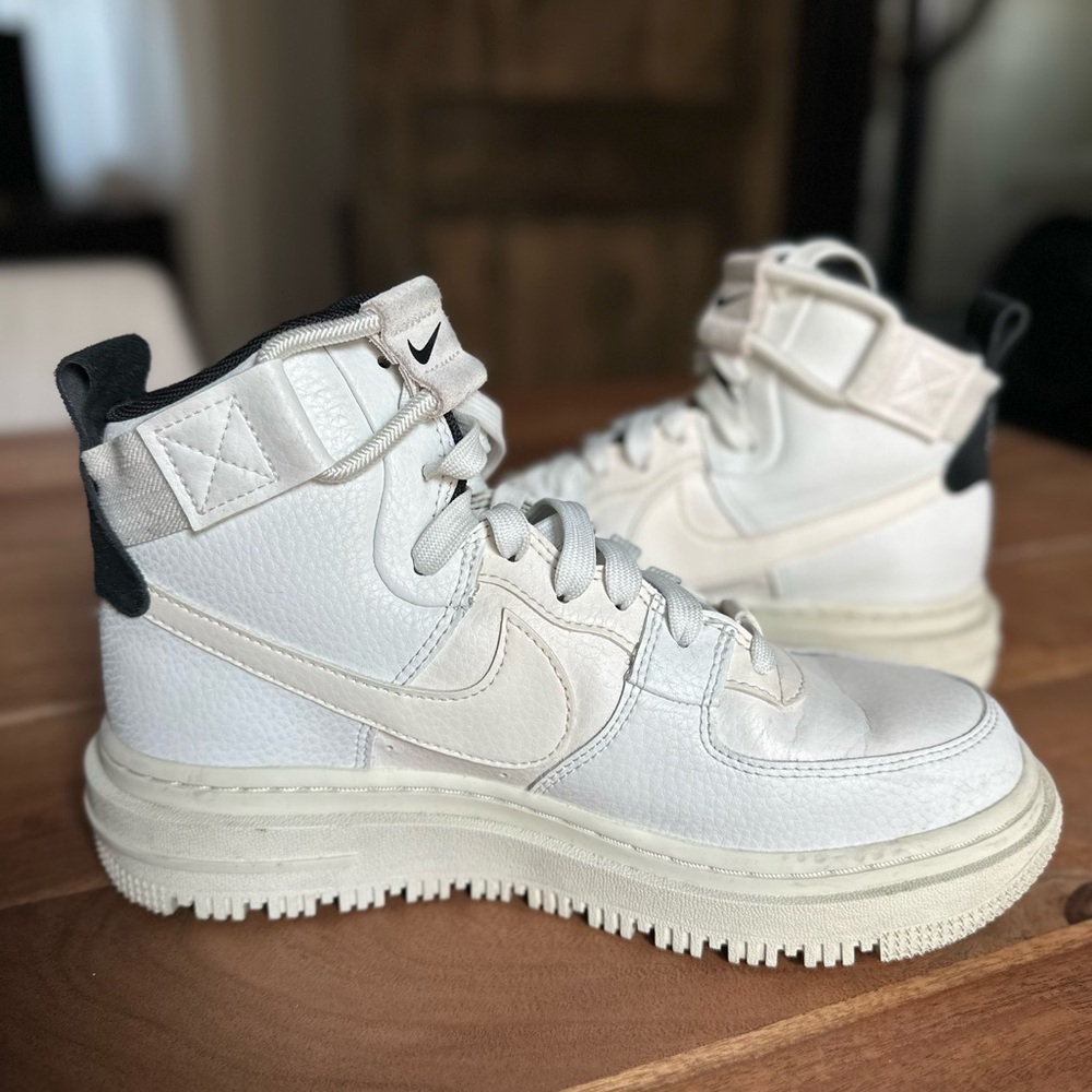 Nike Woman White High-Top Sneakers